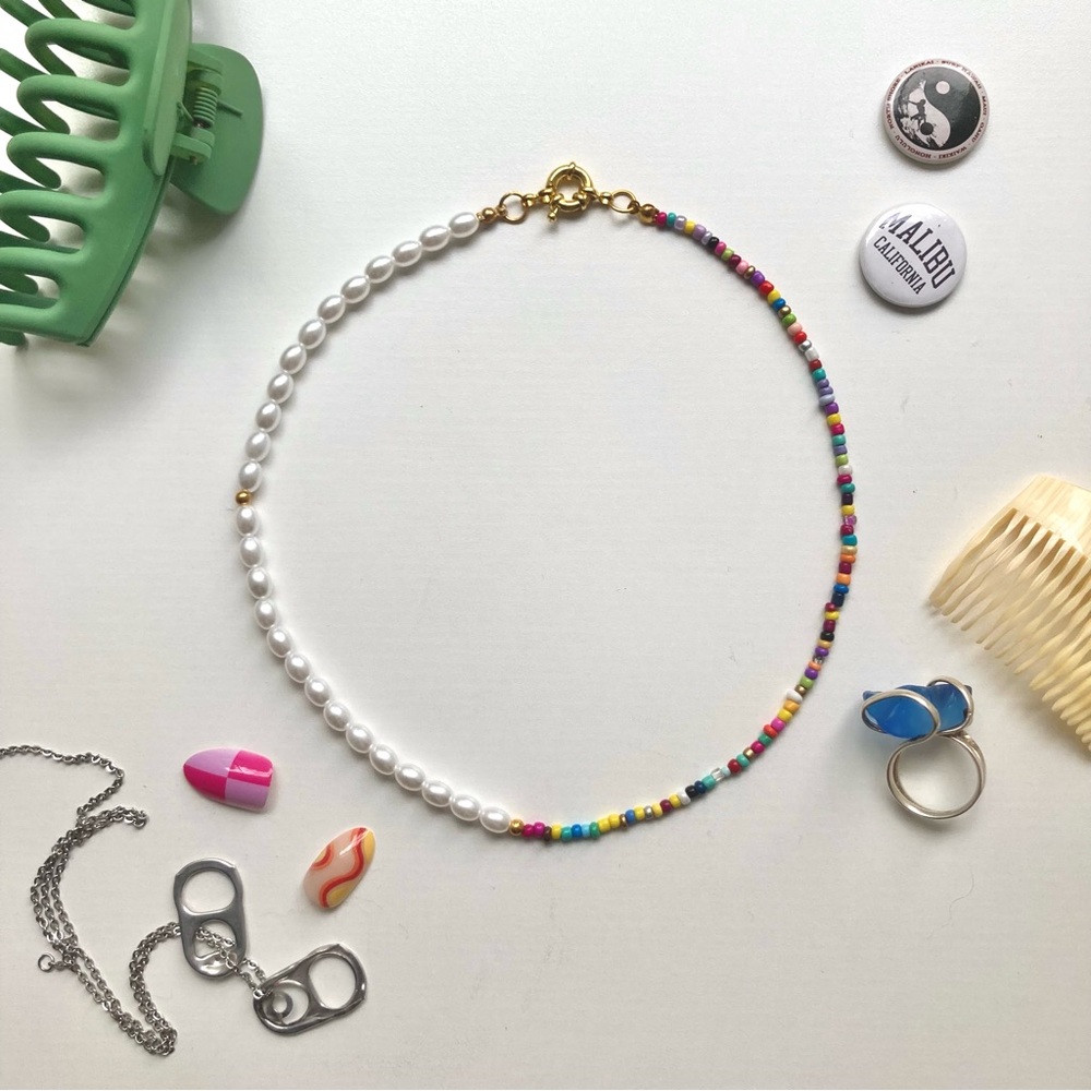 MULTI-COLOR INDIE BEADED NECKLACE